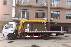 吐鲁番附近汽车轮胎更换